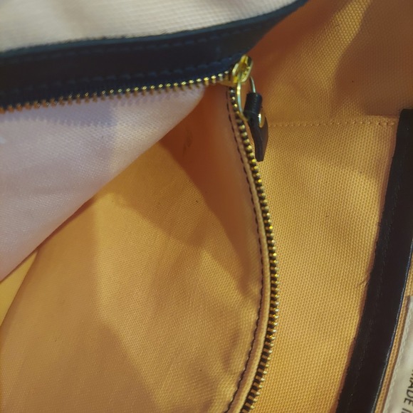 Holly and Tanager Womens Creme 100%‎ Genuine Leather Companion Max Crossbody Bag - Picture 14 of 16